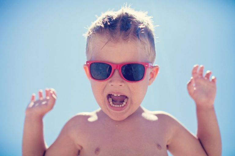 Niños y cuidado de los ojos en verano