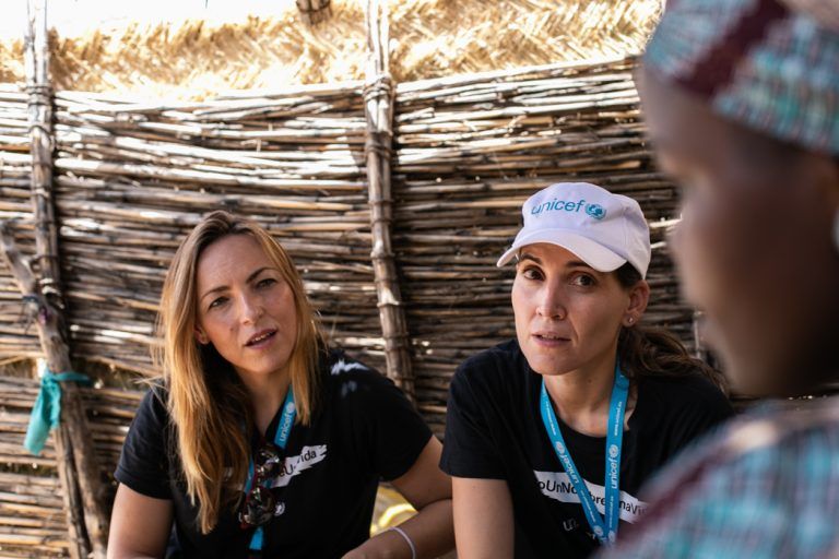 Niños que de día duermen escondidos y de noche viajan en silencio